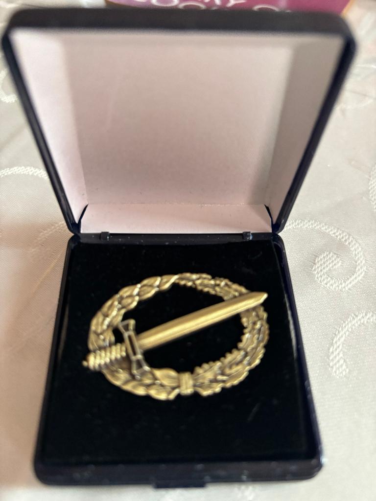 Gevechtsinsigne speld met bescherm doosje, Verzamelen, Militaria | Algemeen, Verzenden, Landmacht, Nederland, Kleding of Schoenen