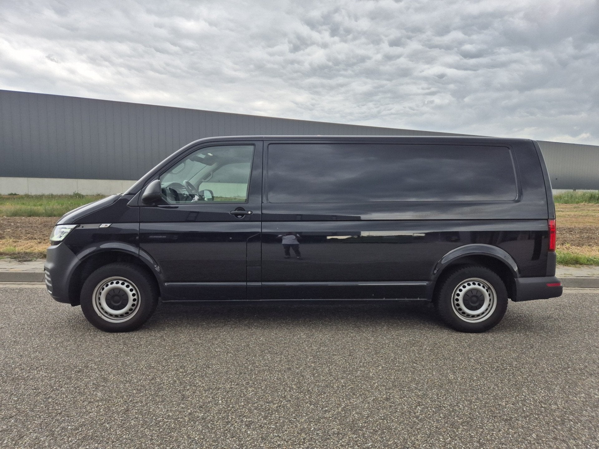 Volkswagen Transporter 2.0 TDI L2H1 Automaat 3 persoons / ac, Auto's, Bestelauto's, Gebruikt, Zwart, 4 cilinders, 150 pk