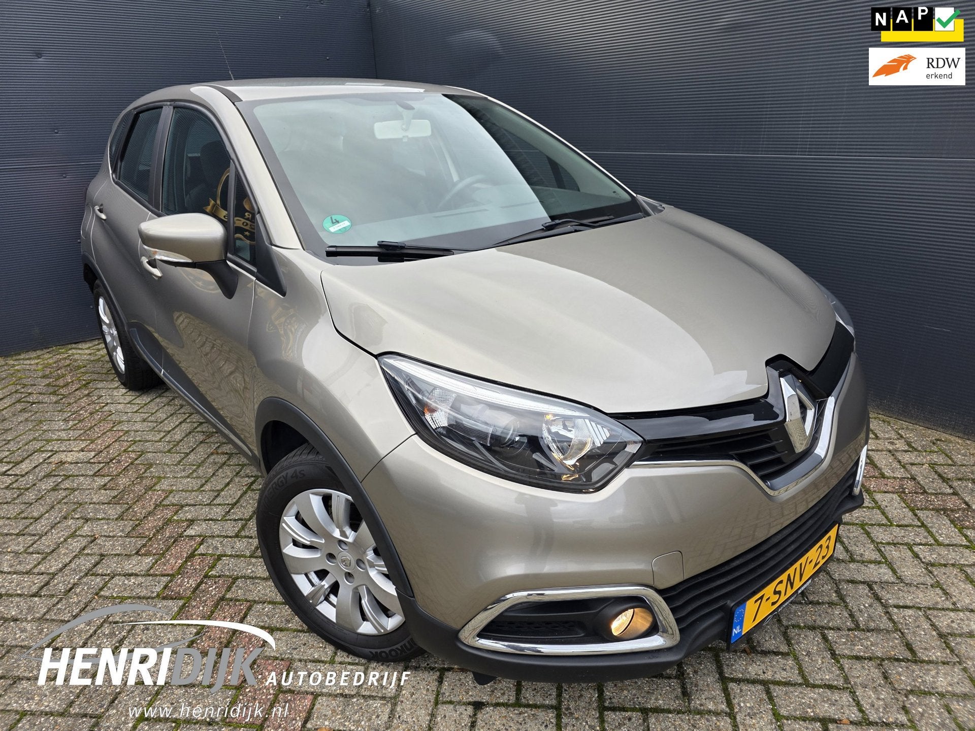 Renault Captur 0.9 TCe Expression AC / Cruise / Navi / PDC, Voorwielaandrijving, Stof, Gebruikt, Zwart
