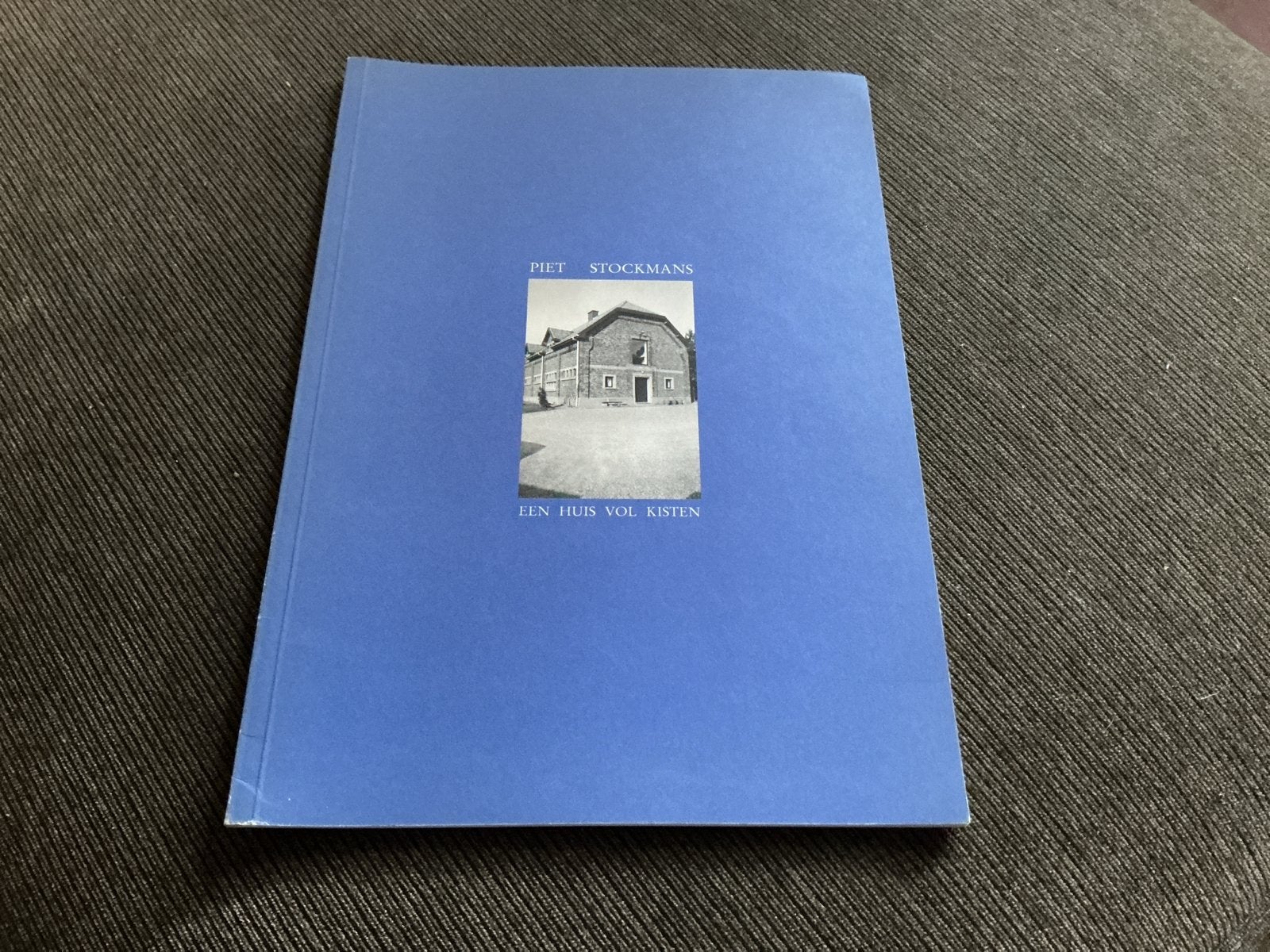 Piet Stockmans - Een huis vol kisten (1993), Ophalen of Verzenden, Zo goed als nieuw, België
