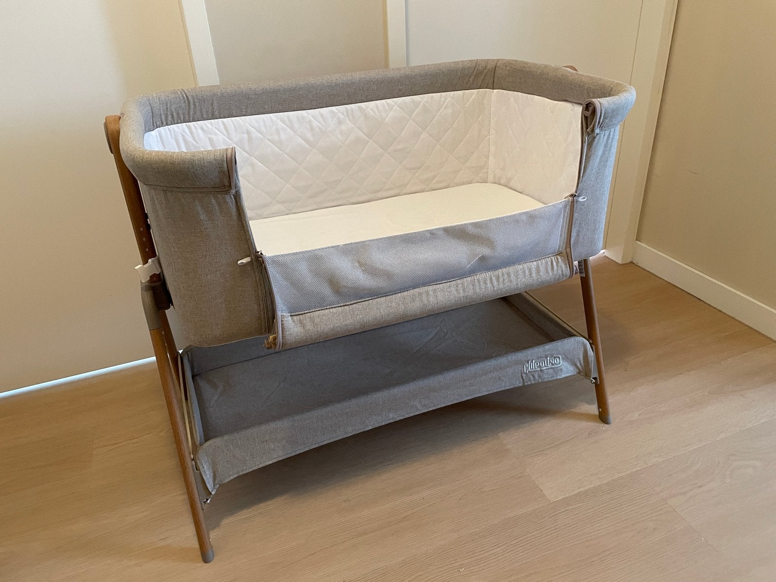 Co-Sleeper Chipolino Wieg Sweet Dreams Mocca/Wood, Kinderen en Baby's, Babywiegjes en Ledikanten, Ophalen, Zo goed als nieuw, Wieg