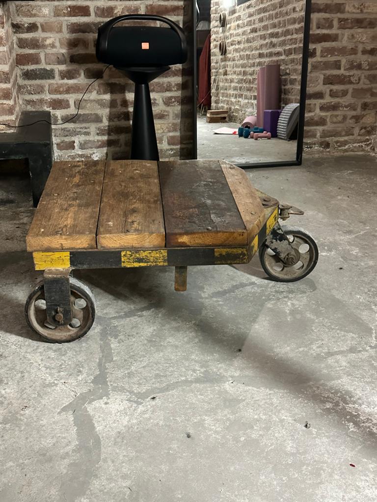 Unieke industriële salontafel op wielen, Ophalen, Zo goed als nieuw