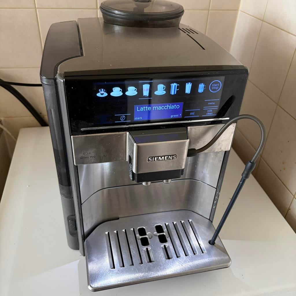 Siemens EQ6 series 700 volautomatische koffieapparaat, Ophalen, Afneembaar waterreservoir, Gebruikt, Koffiemachine
