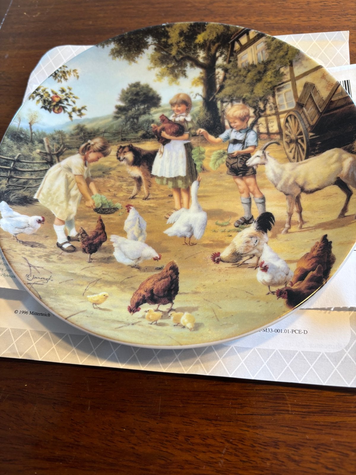 Porseleinen bord.  kippen voeren., Ophalen