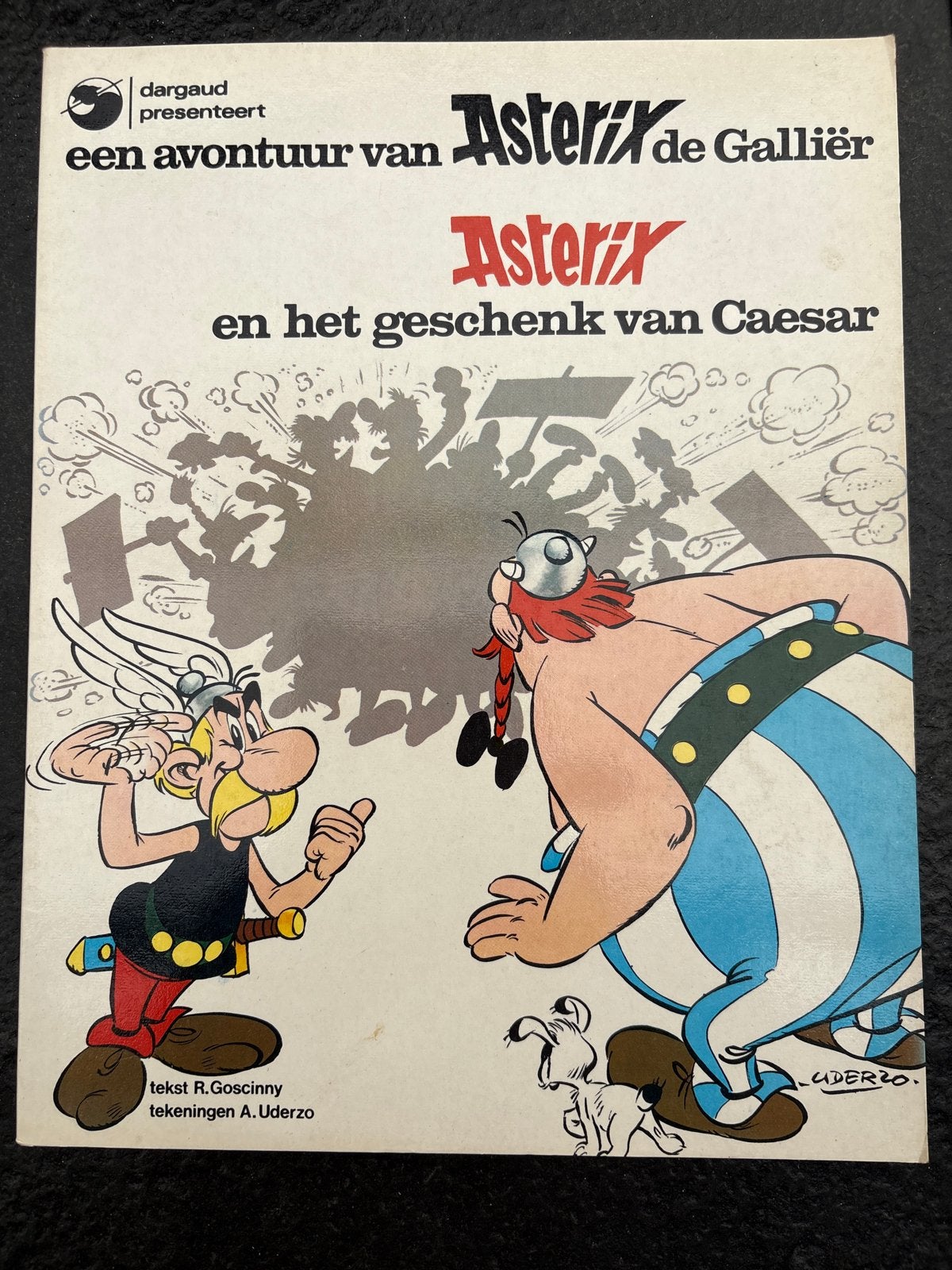 Asterix en het geschenk van Caesar - Softcover, Eén stripboek, Ophalen of Verzenden, Gelezen