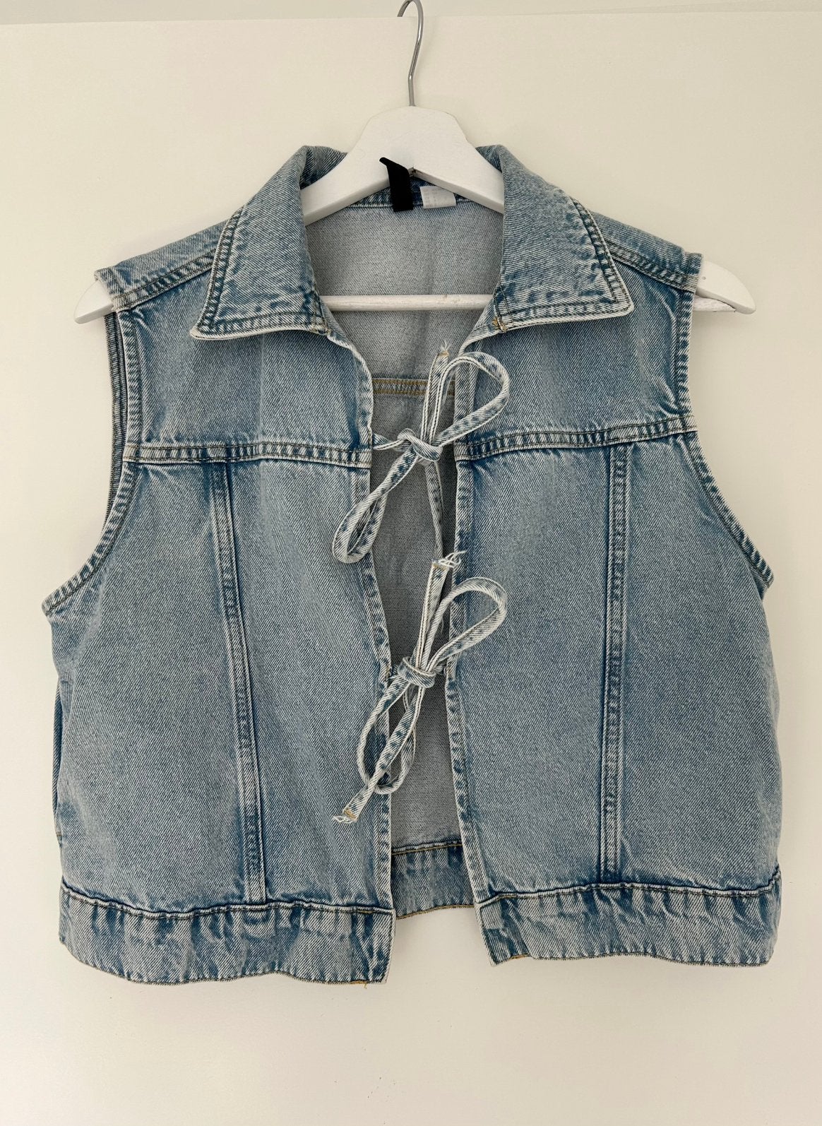 H&M Divided denim gilet met strikjes maat S, Blauw, Ophalen of Verzenden, Zo goed als nieuw, Maat 36 (S)