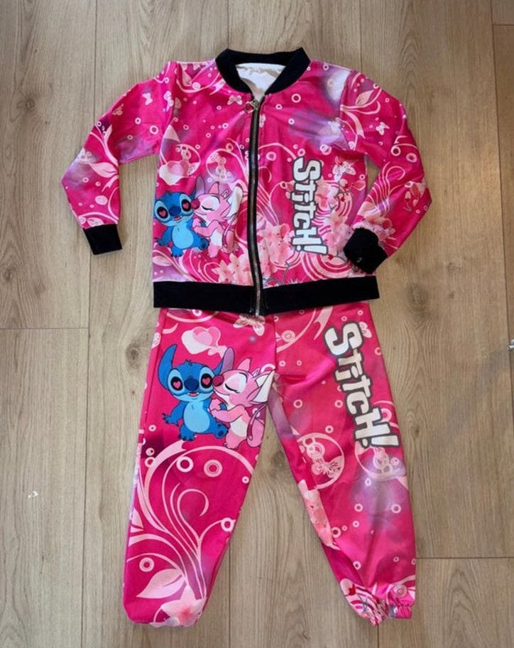 Roze stitch pak maat 122/128 (maat 8), Ophalen, Zo goed als nieuw, Meisje