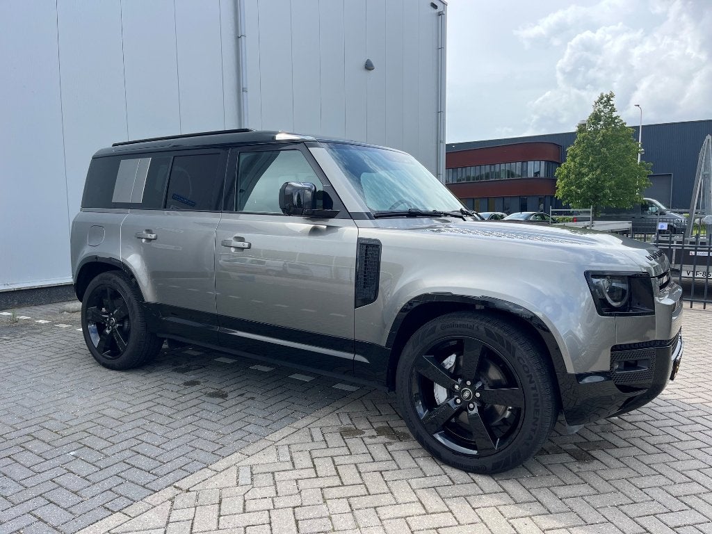 Land Rover Defender P300e HSE Phev AWD Aut 2025 DEALER GAR., Auto's, Land Rover, Automaat, Beige, 3000 kg, Vierwielaandrijving