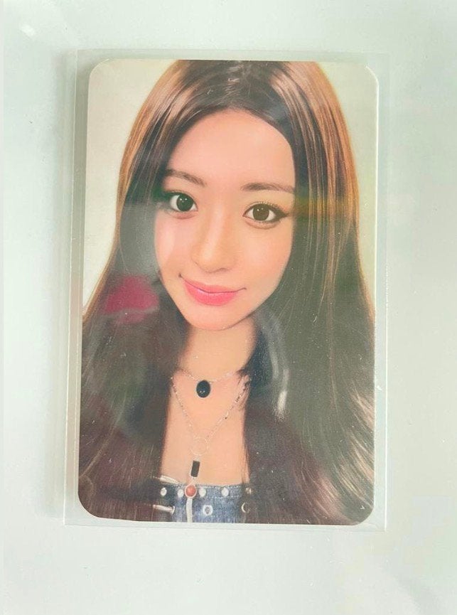 le sserafim fotocard Yunjin, Ophalen of Verzenden, Zo goed als nieuw, Foto of Kaart
