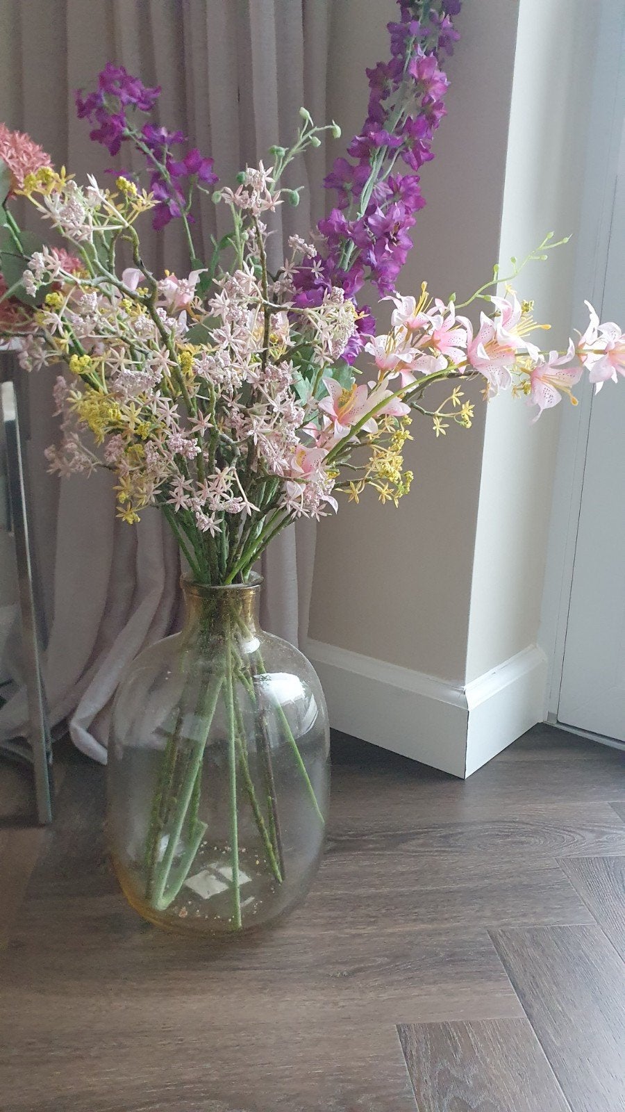 Glazen vaas met kunstbloemen €40, Ophalen, Gebruikt