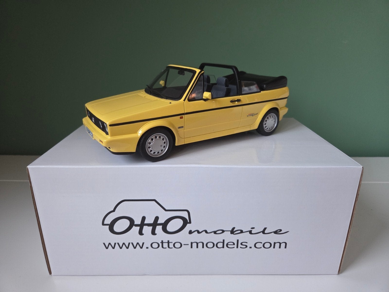 Otto Mobile 1:18 Volkswagen Golf Cabrio Young Line (OT963), Ophalen of Verzenden, Zo goed als nieuw, Auto, OttOMobile