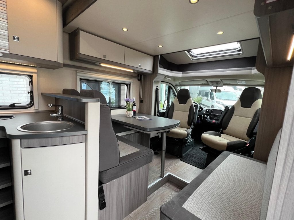 Hobby Optima Ontour 65 HFL fransbed, airco, hefbed weinig KM, Ringverwarming, Hobby, Luifel, 6 tot 7 meter