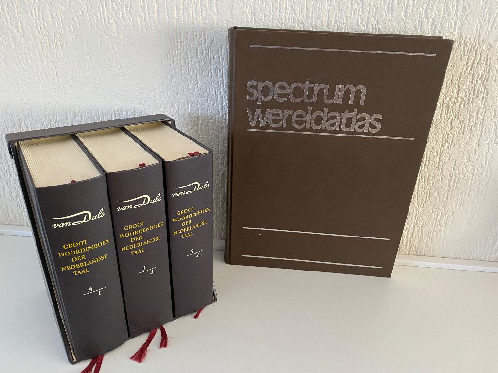 van Dale drie delig de luxe uitgave Der Nederlandse Taal enz, Ophalen of Verzenden, Zo goed als nieuw, Van Dale, Nederlands