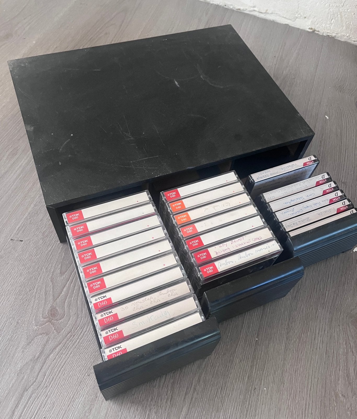 Cassette bandjes in bewaardoos, Cd's en Dvd's, Cassettebandjes, Ophalen of Verzenden, Zo goed als nieuw, Overige genres, 2 t/m 25 bandjes