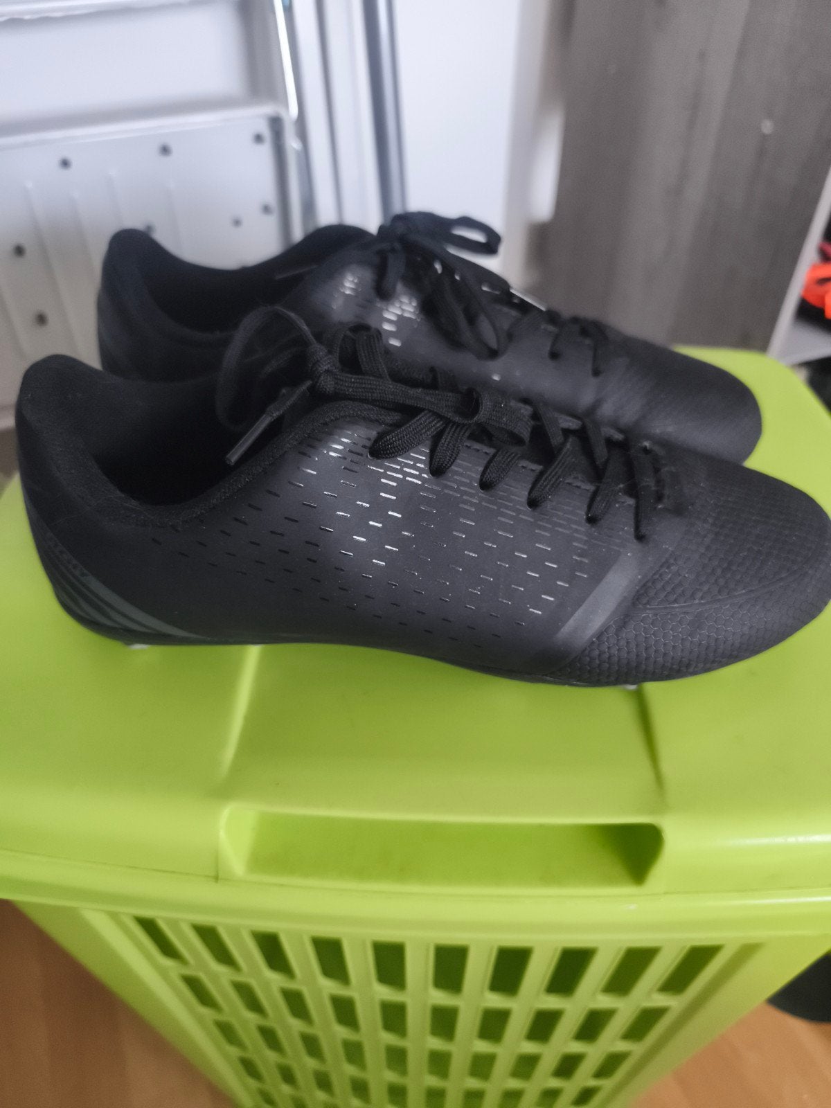 Zwarte voetbalschoenen maat 42, Sport en Fitness, Voetbal, Ophalen of Verzenden, Zo goed als nieuw, Schoenen