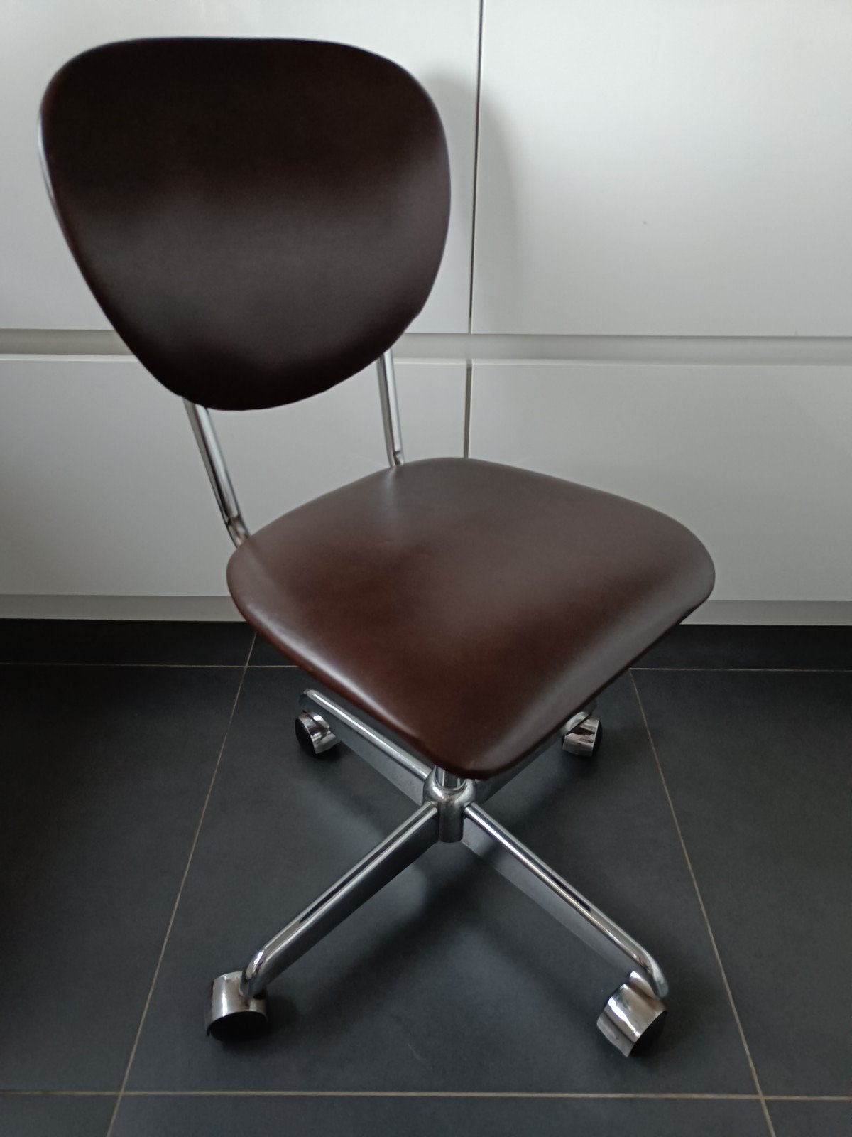 Vintage bureaustoel met chromen onderstel., Huis en Inrichting, Bureaustoelen, Ophalen, Gebruikt, Bruin, Bureaustoel
