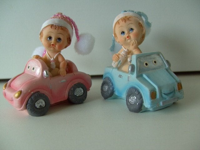 MINIATUUR BABY BLAUW/ ROZE 4 STUKS IN AUTO Nieuw, Kraamcadeau, -, -, Nieuw