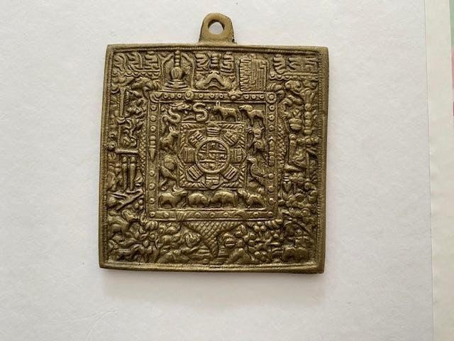 Antiek Tibetaans messing amulet, Antiek en Kunst, Ophalen of Verzenden