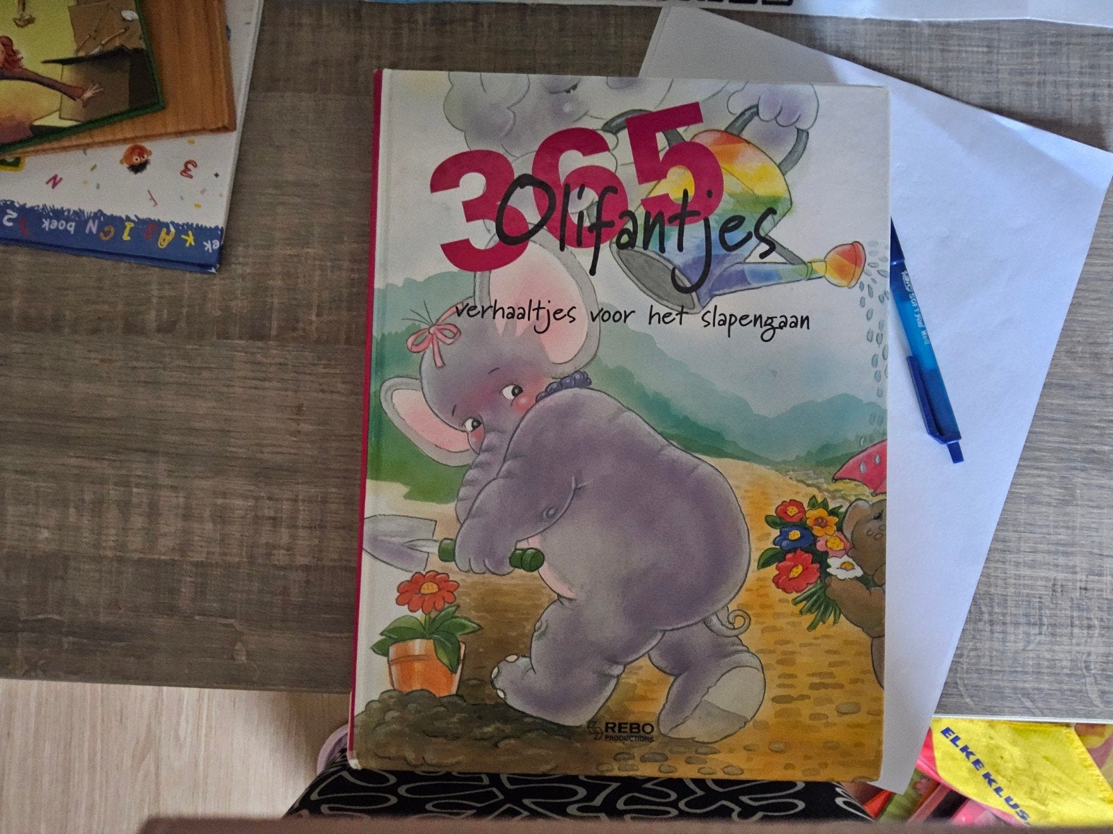 365 olifantjes verhaaltjes voor het slapengaan., Ophalen of Verzenden, Gelezen