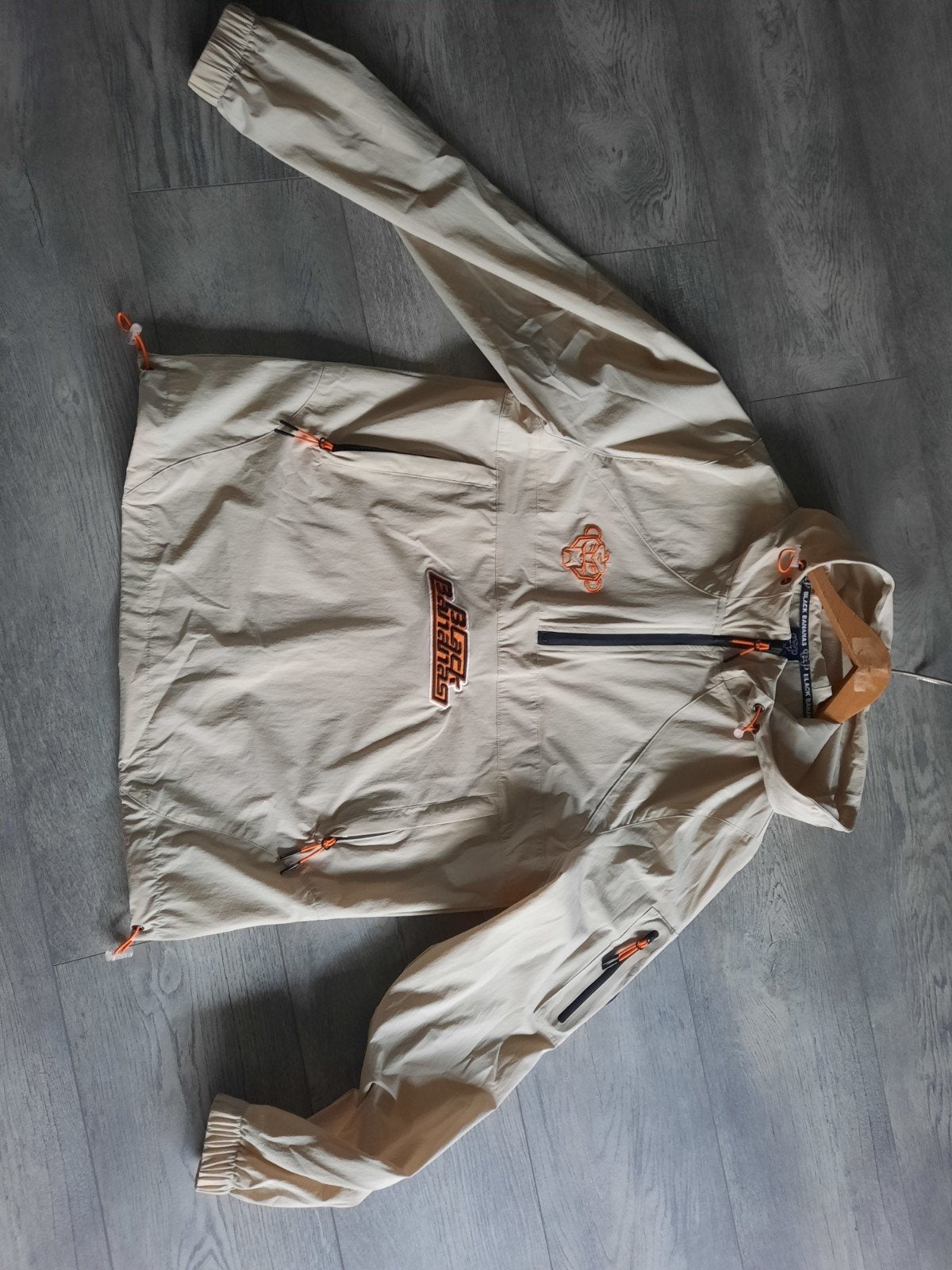 Black Bananas Anorak Jas - Beige - Maat M, Ophalen, Maat 48/50 (M), Beige, Zo goed als nieuw