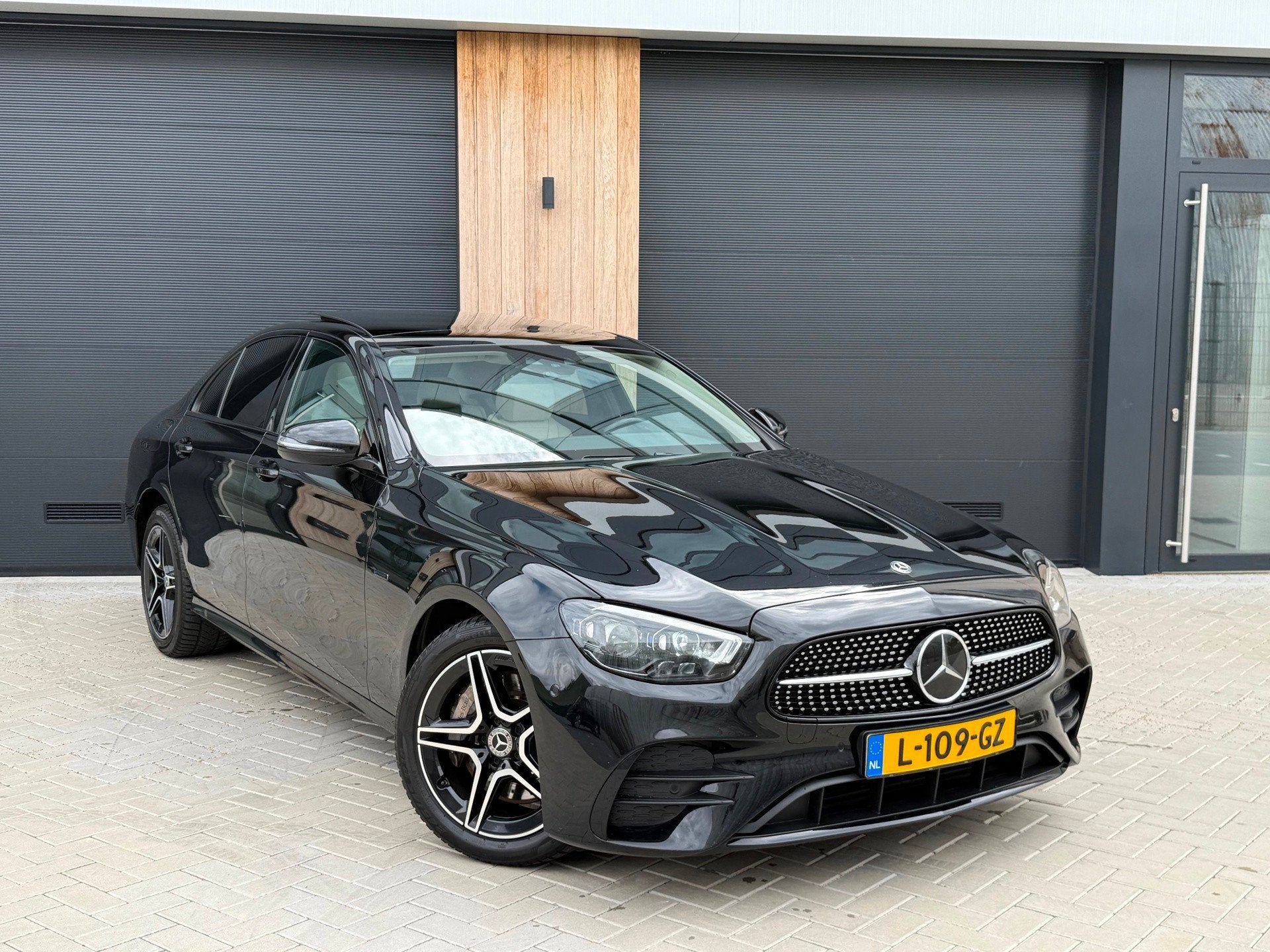Mercedes-Benz E-klasse E300 de AMG Line (bj 2020) 306PK|DIST, Auto's, Dealer onderhouden, Achterwielaandrijving, Gebruikt, 4 cilinders