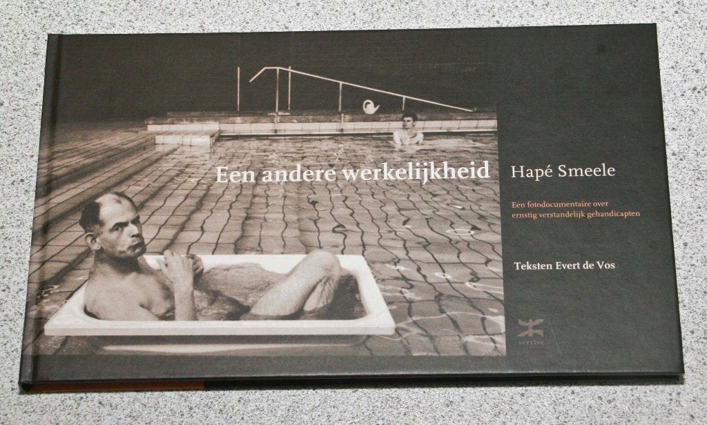 Hapé Smeele. Een andere werkelijkheid. Fotodocumentaire., Fotografen, Ophalen of Verzenden, Zo goed als nieuw, Hapé Smeele