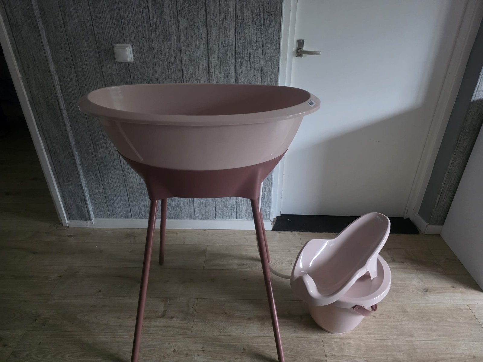 Luma Babycare Badset met standaard en badzitje, Kinderen en Baby's, Ophalen of Verzenden, Zo goed als nieuw, Badje, Overige merken