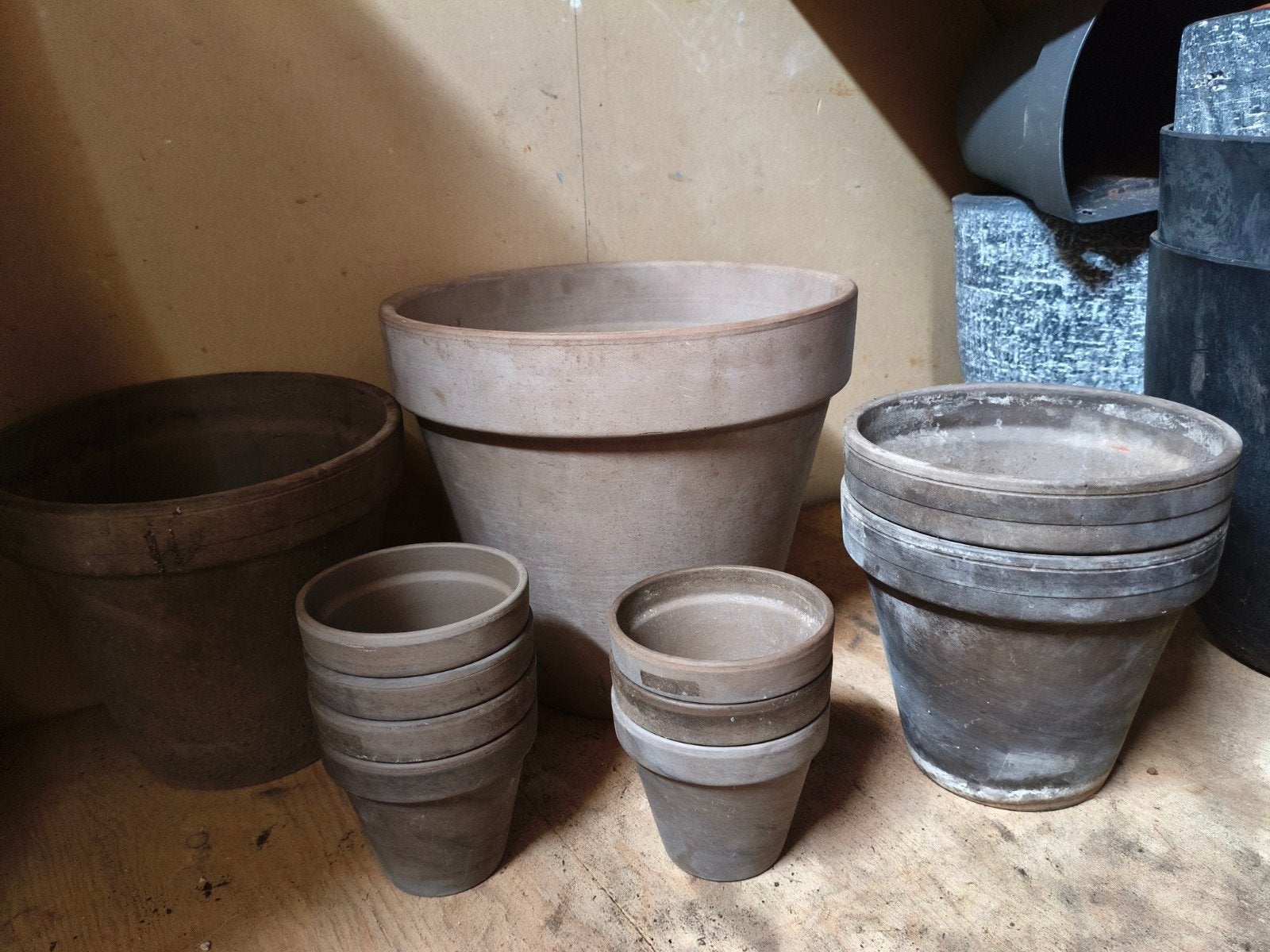 Diverse terracotta bloempotten met bijbehorende schalen, Ophalen, Gebruikt, 40 cm of meer, Minder dan 40 cm