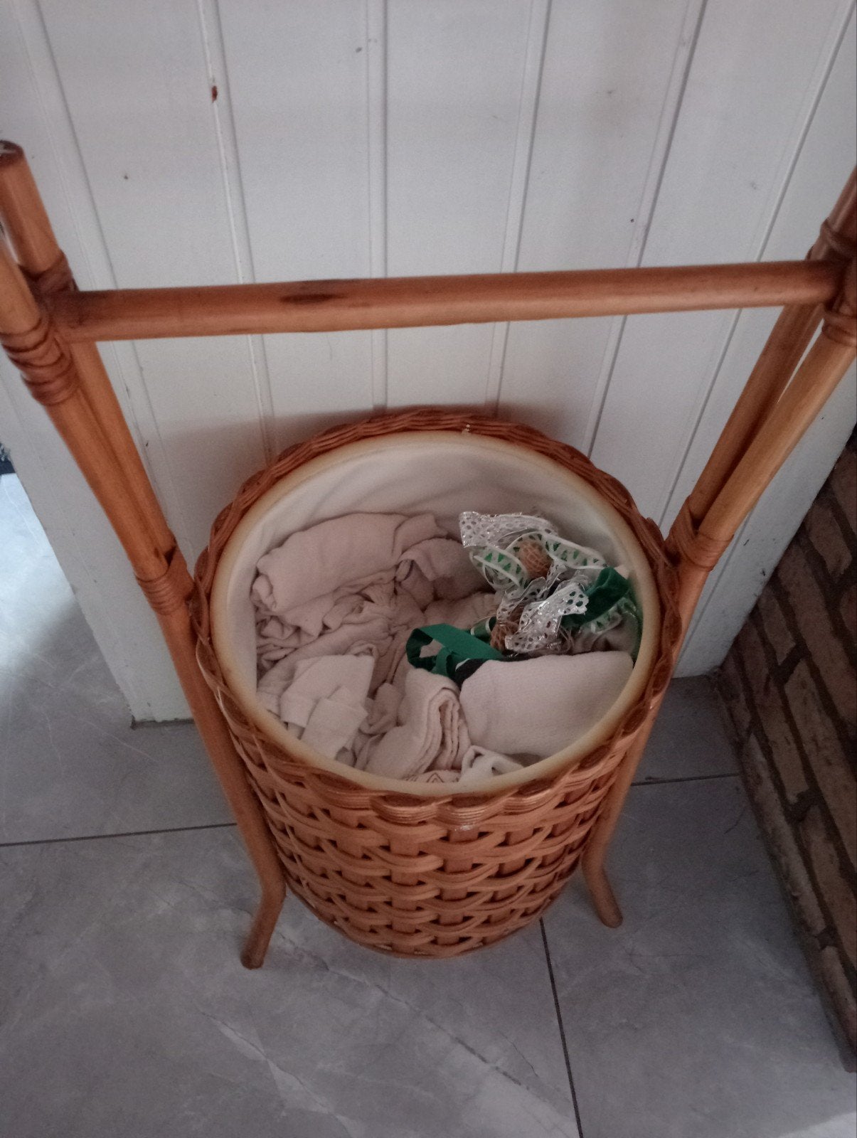 Vintage Naaimandje op standaard - riet met bloemenprint, Ophalen of Verzenden