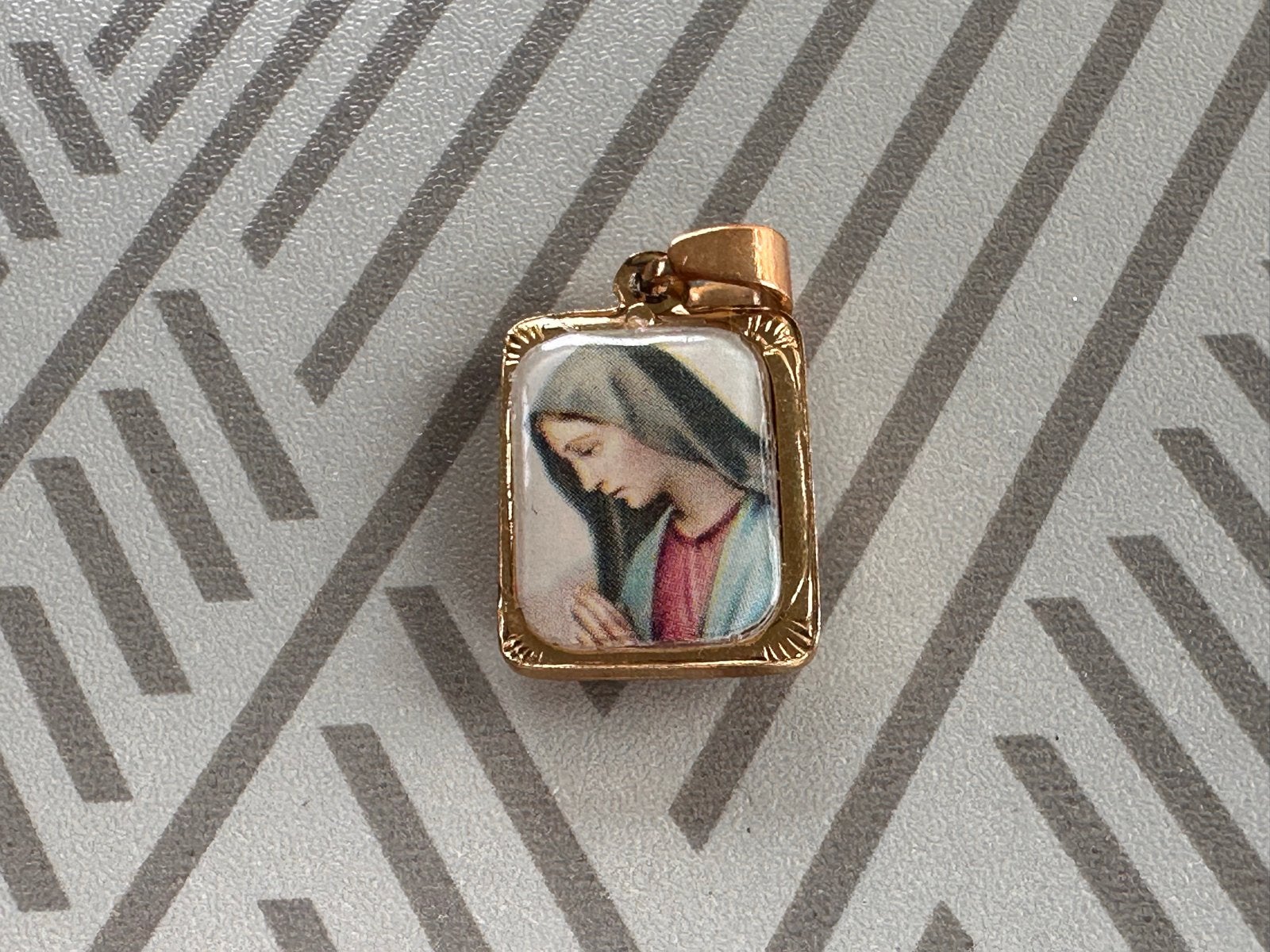 Goud kleirige Medaillon met Maria Afbeelding, Ophalen of Verzenden, Gebruikt