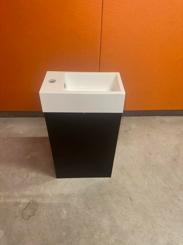 Fonteinmeubel glans zwart met polybeton fonteintje, Huis en Inrichting, Badkamer | Badkamermeubels, Nieuw, Wastafelkast, Minder dan 100 cm