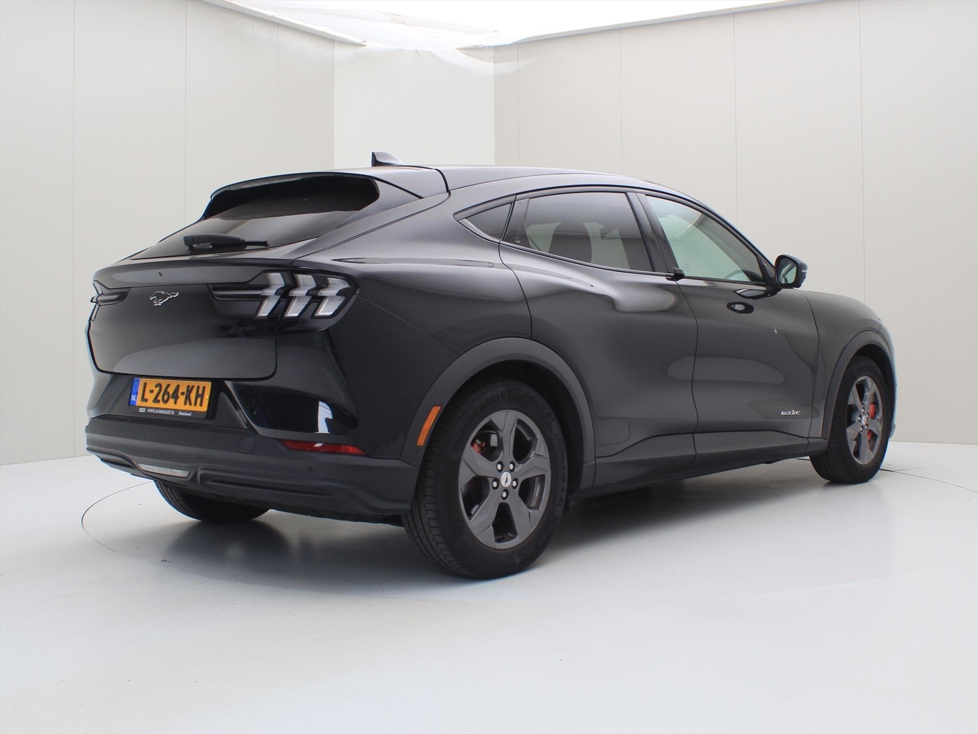 Ford Mustang Mach-E 75kWh 258pk RWD 95% Soh [ LEDER+CARPLAY+, Auto's, Ford, Automaat, Gebruikt, Zwart, 1944 kg