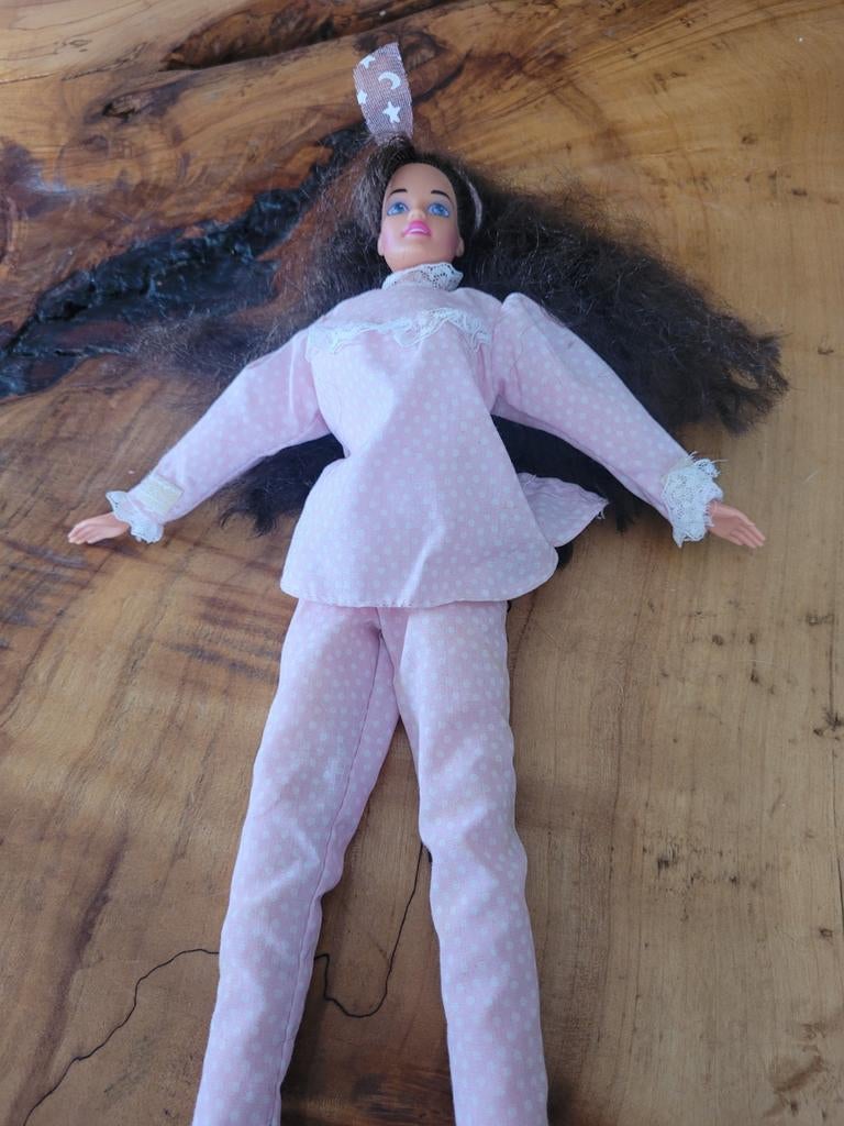 Barbie pop in roze pyjama, Kinderen en Baby's, Speelgoed | Poppen, Ophalen of Verzenden