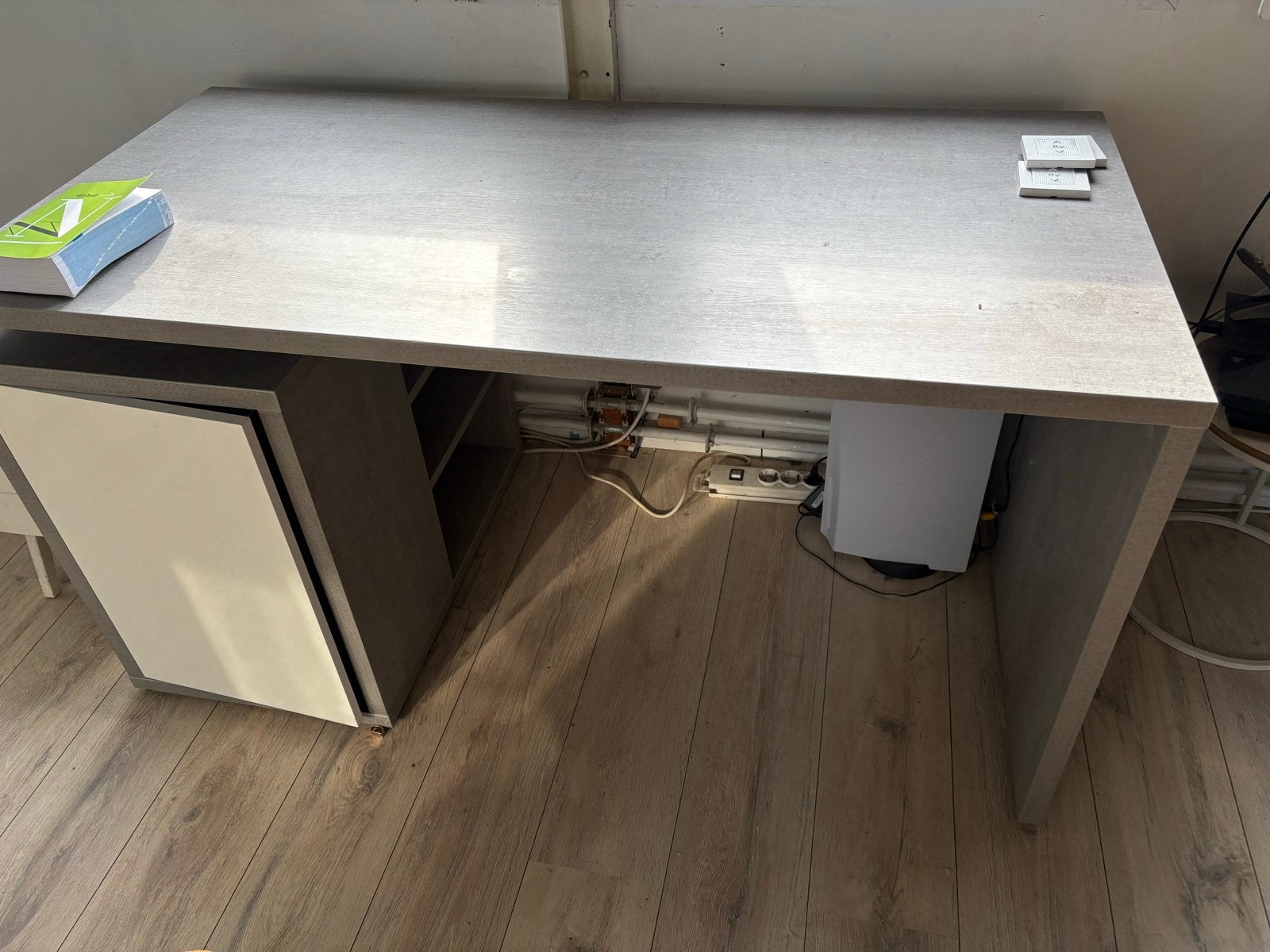 Jysk Bureau - grijs met wit. L140xB69xH74, Ophalen, Gebruikt, Spaanplaat of MDF, Jysk