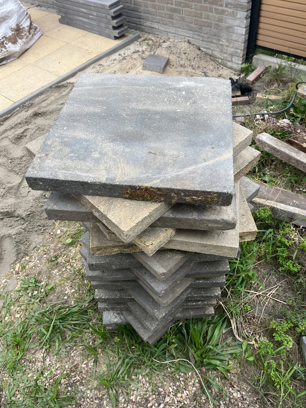 GRATIS!! 50x50 Grijze en Licht Bruin Tuintegels - 40 stuks, Ophalen, Gebruikt, 10 m² of meer, Beton