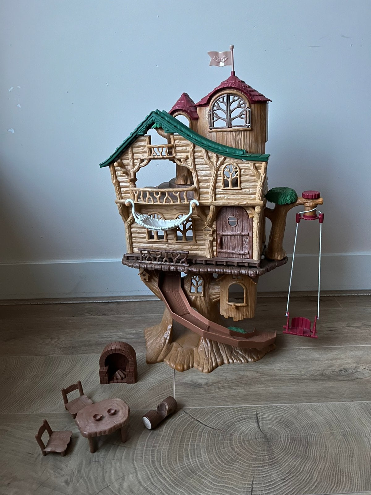 Sylvanian Families Boomhut met bovenverdieping compleet, Kinderen en Baby's, Ophalen, Zo goed als nieuw, Poppenhuis