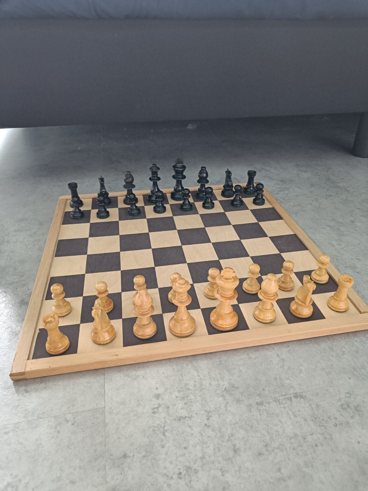 Houten dam/schaakbord met verzwaarde schaakstukken, Ophalen of Verzenden, Gebruikt, Schaken