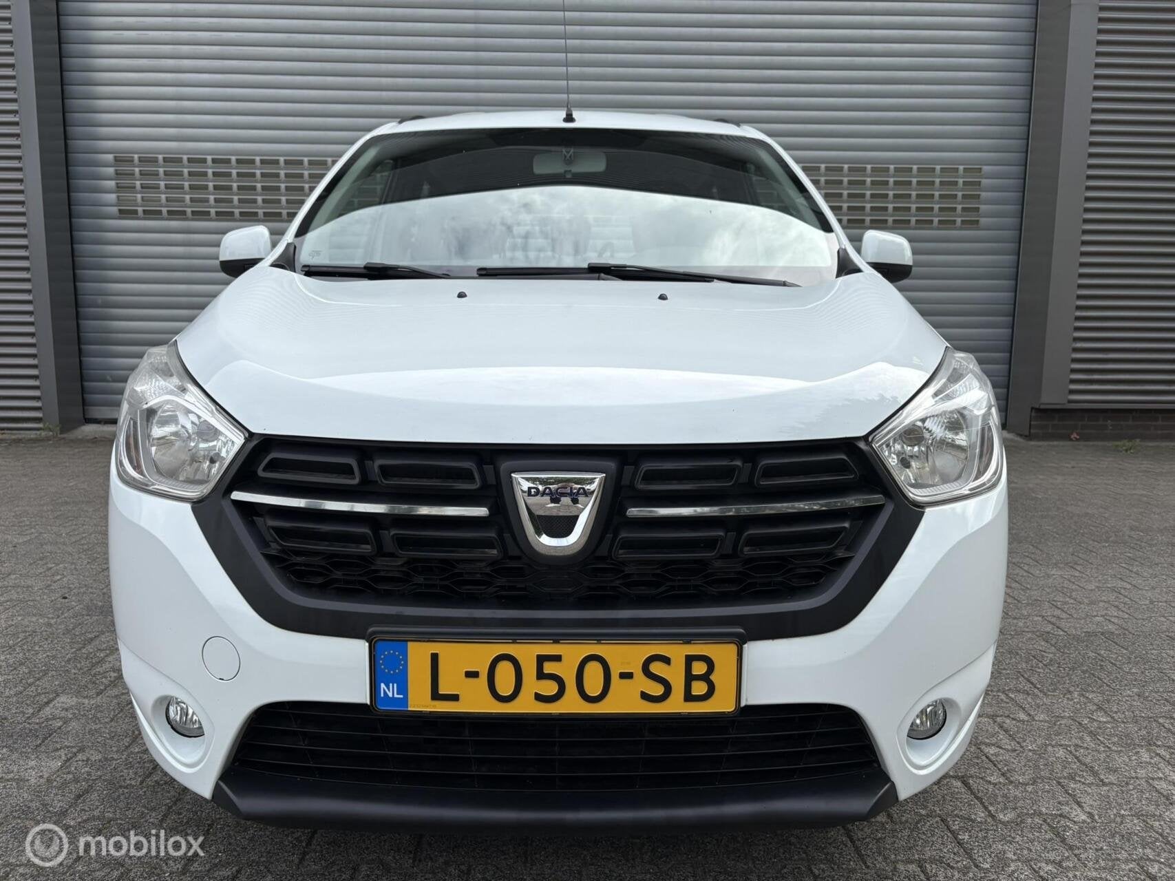 Dacia Lodgy 1.2 TCe *CRUISE*NAVI*P-SENSOREN*ISOFIX, Auto's, Voorwielaandrijving, Euro 6, Wit, Handgeschakeld