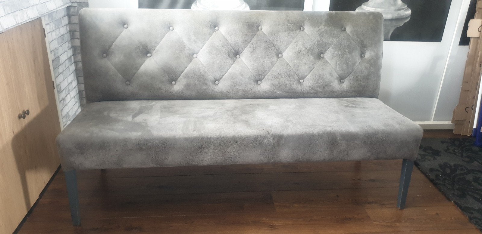 Stijlvolle grijze bank met gecapitonneerde rugleuning, Ophalen, Modern, Klassiek, Gebruikt, Minder dan 75 cm