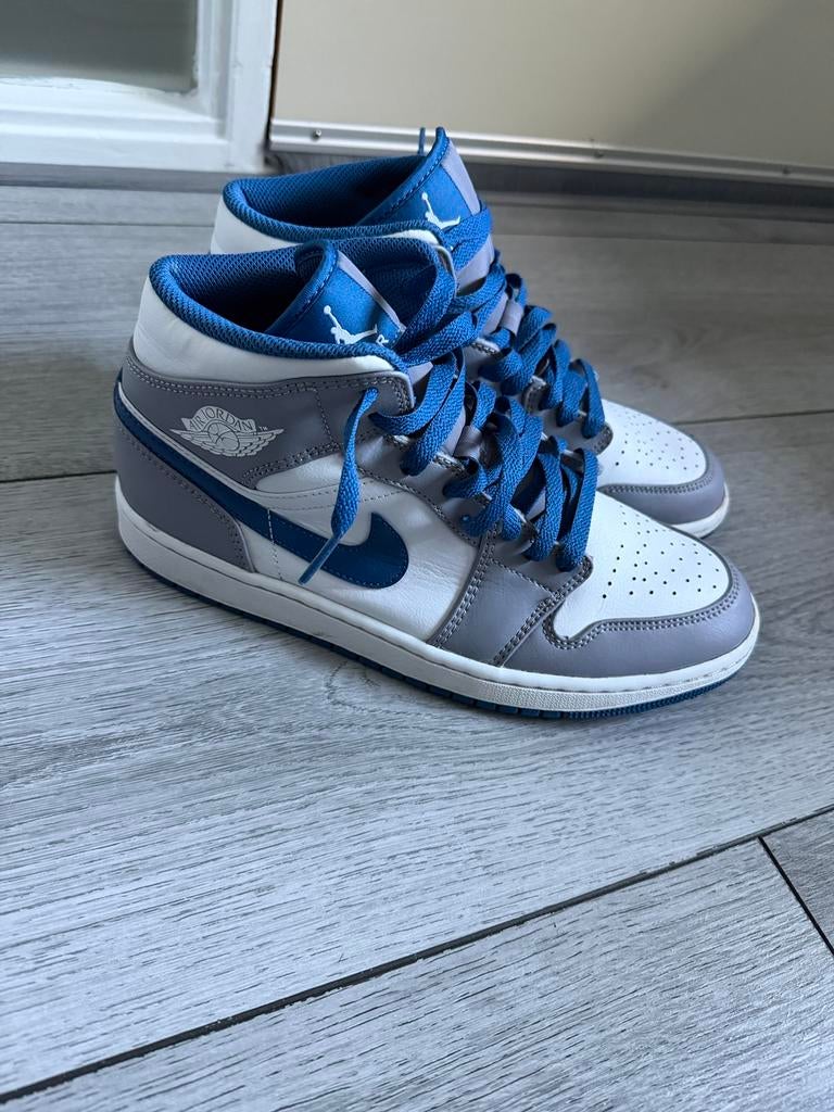 Nike Air Jordan 1 Mid True Blue - maat 42, Ophalen, Wit, Sneakers of Gympen, Zo goed als nieuw