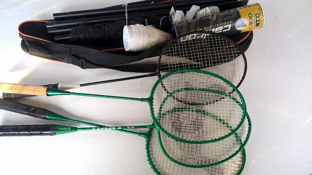 TE koop aangeboden mooi badminton set.doe gepast bod, Sport en Fitness, Badminton, Ophalen of Verzenden, Zo goed als nieuw, Racket(s)