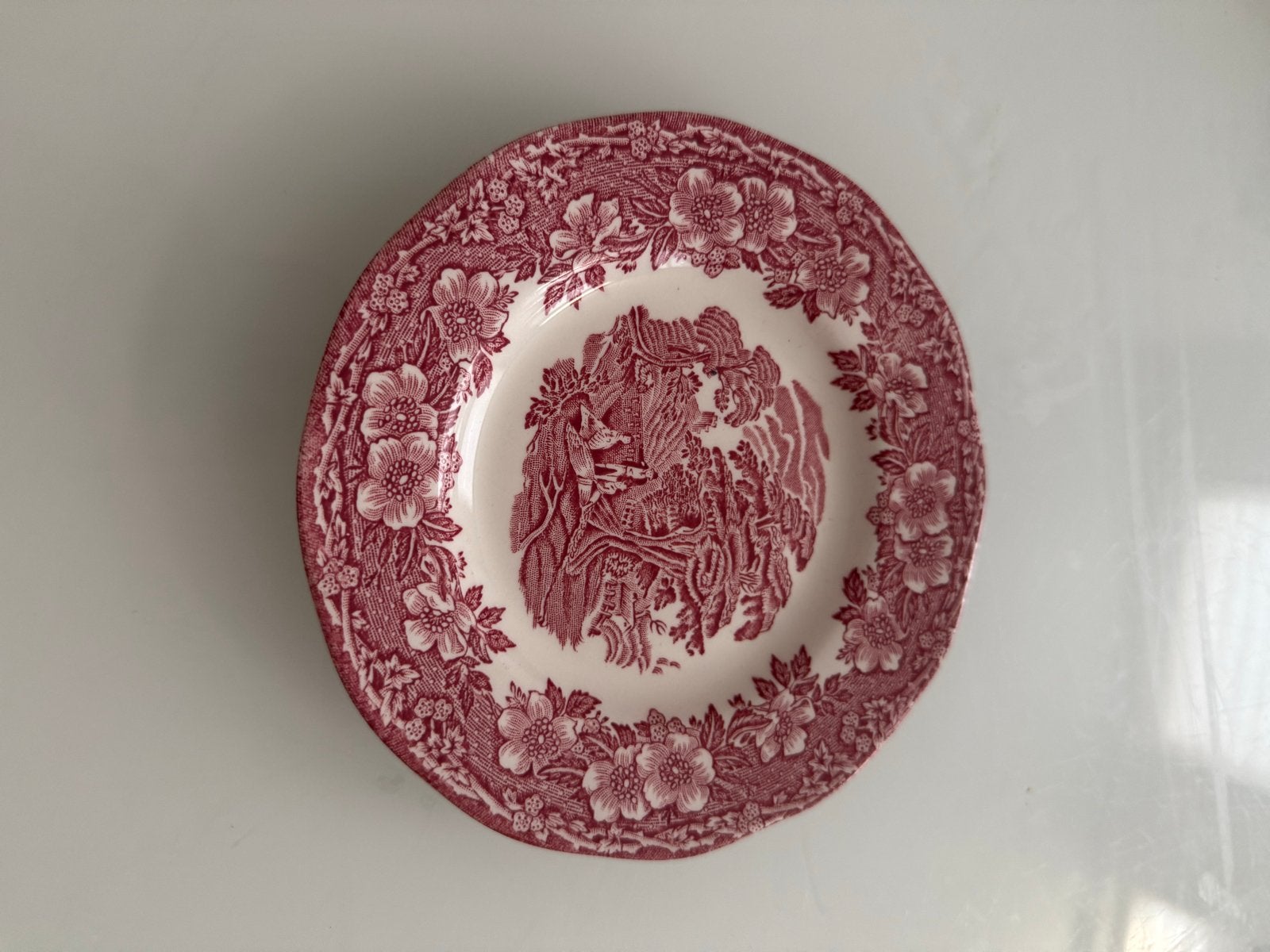 Vintage Staffordshire bord - rood-wit decor, Antiek en Kunst, Ophalen of Verzenden