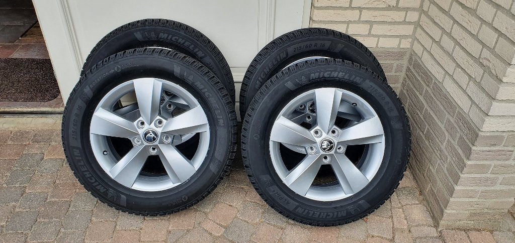 Skoda Karoc winterbanden op velg. Michelin Alpin 6., Ophalen, 16 inch, Banden en Velgen, Winterbanden