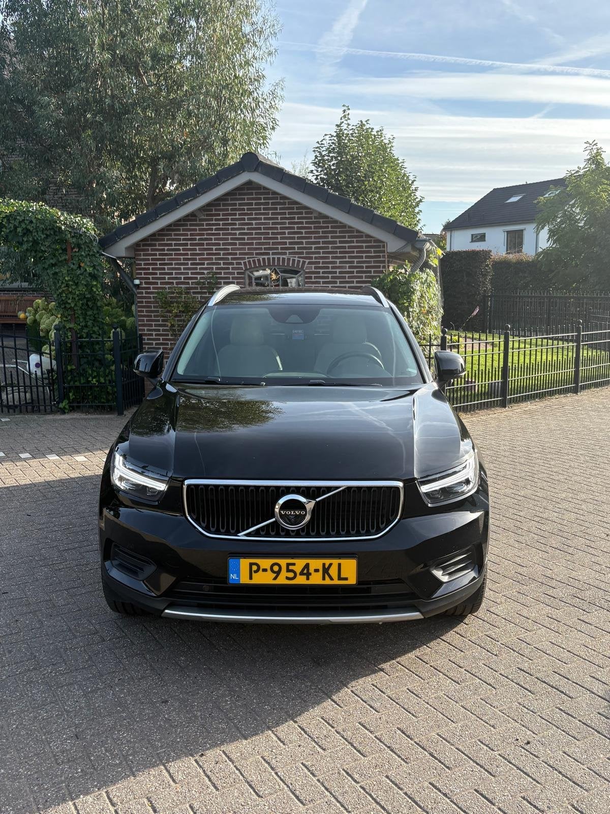 Volvo XC40 2.0 T4 Momentum, Auto's, Euro 6, Zwart, SUV of Terreinwagen, Geïmporteerd