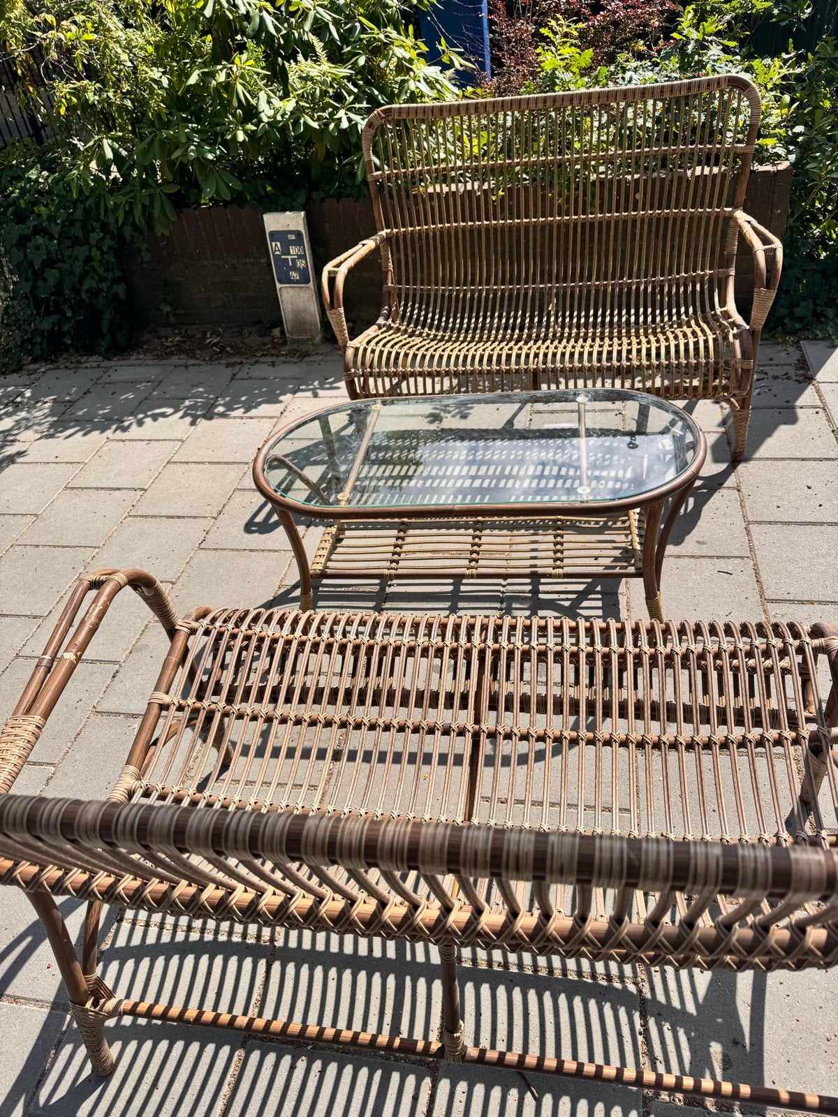 Ratan vintage tuinset – 2 banken en glazen salontafel, Tuin en Terras, Tuinsets en Loungesets, Ophalen, 4 zitplaatsen, Gebruikt