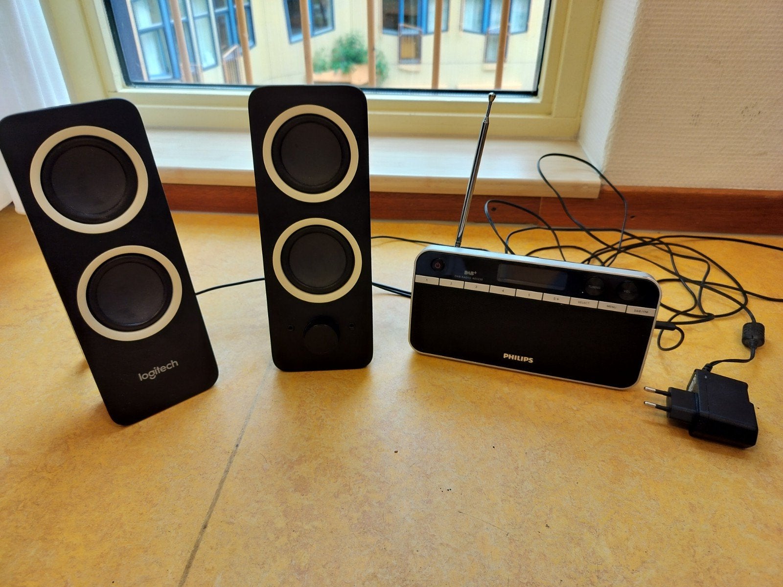 Philips DAB radio AE5250 + Logitech speakers nieuwprijs €90, Ophalen of Verzenden, Gebruikt, Radio