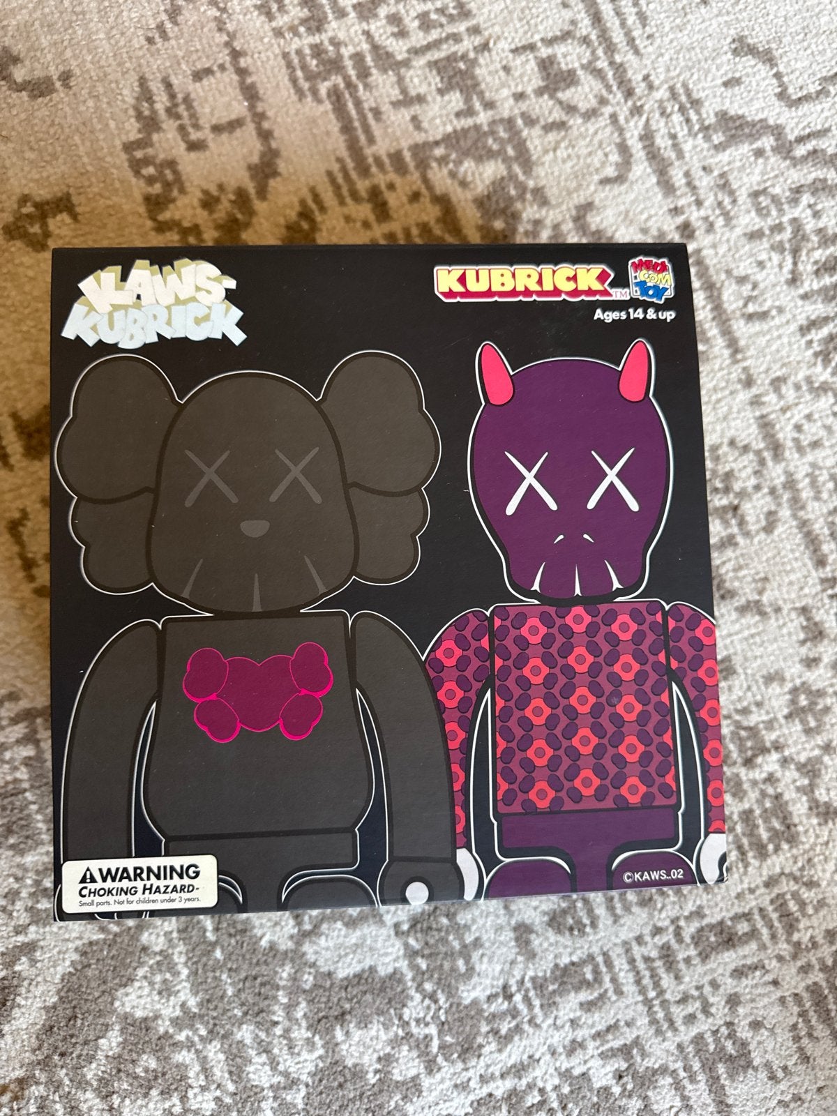 KAWS Kubrick bus stop 100% Figuren - Zeldzaam Collectible, Ophalen of Verzenden, Zo goed als nieuw