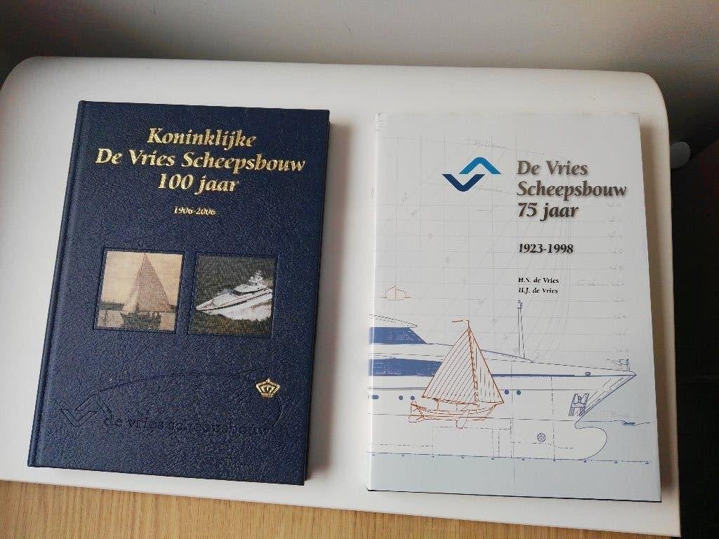 Koninklijke De Vries Scheepsbouw 100 en 75 jaar jubileumboek, Verzamelen, Ophalen of Verzenden, Zo goed als nieuw, Boek of Tijdschrift