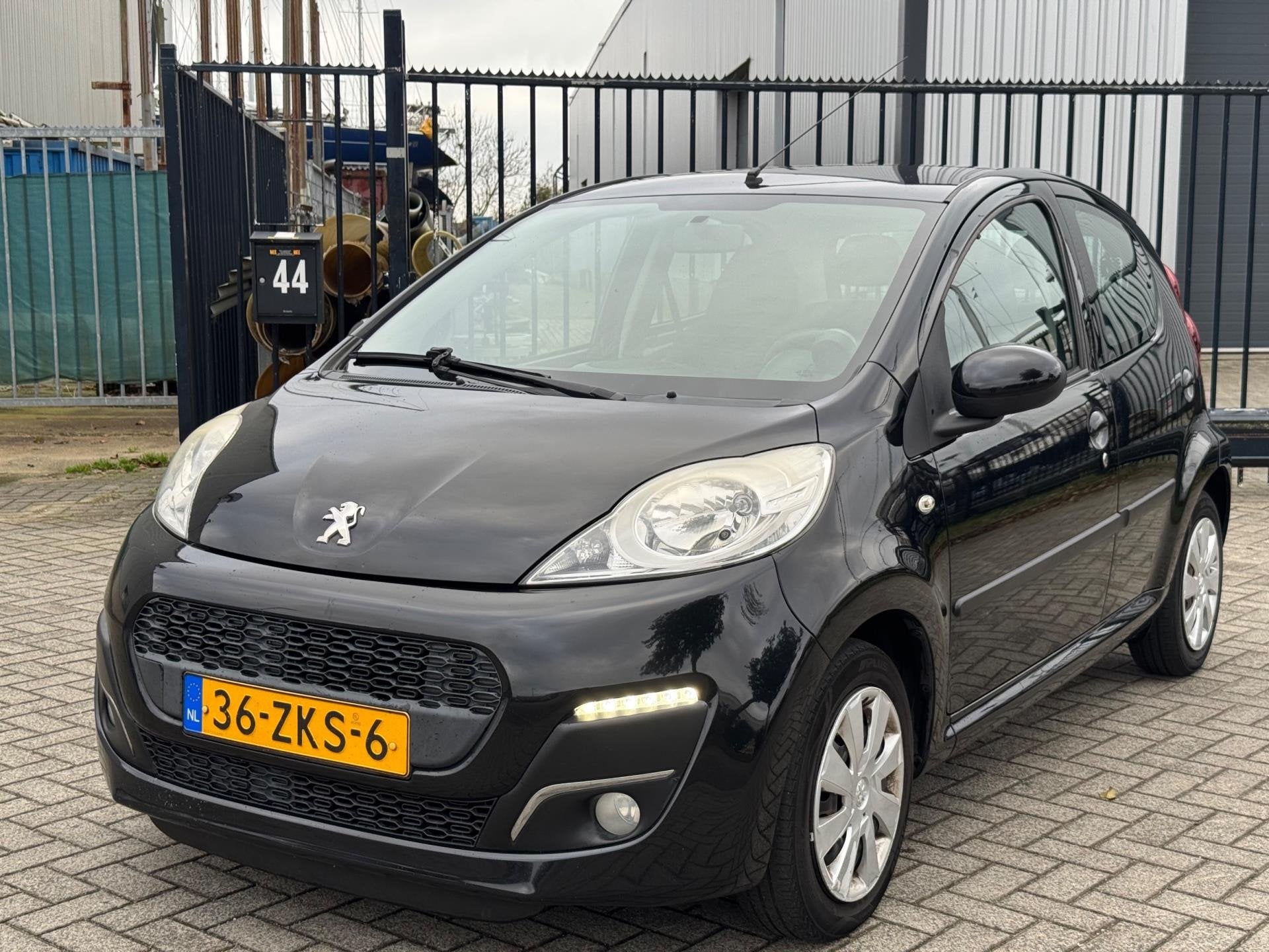 Peugeot 107 1.0 Active Airco 5 Deurs Nieuwe Apk Elektrische, Voorwielaandrijving, Euro 5, Gebruikt, 4 stoelen