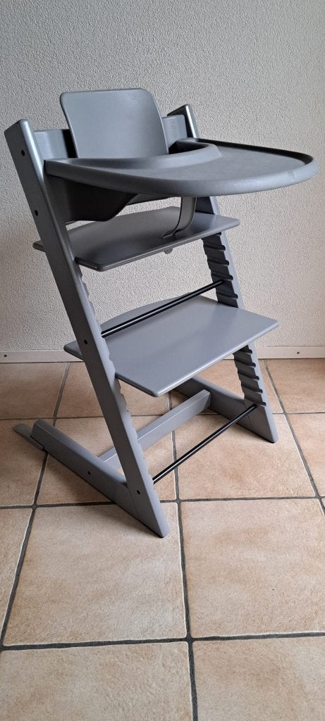 2 Stokke tripp trapp stoelen Storm Grey incl. accessoires, Ophalen, Zo goed als nieuw, Meegroeistoel